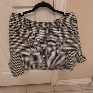 Draper James Black & White Houndstooth Button-Front Mini Skirt